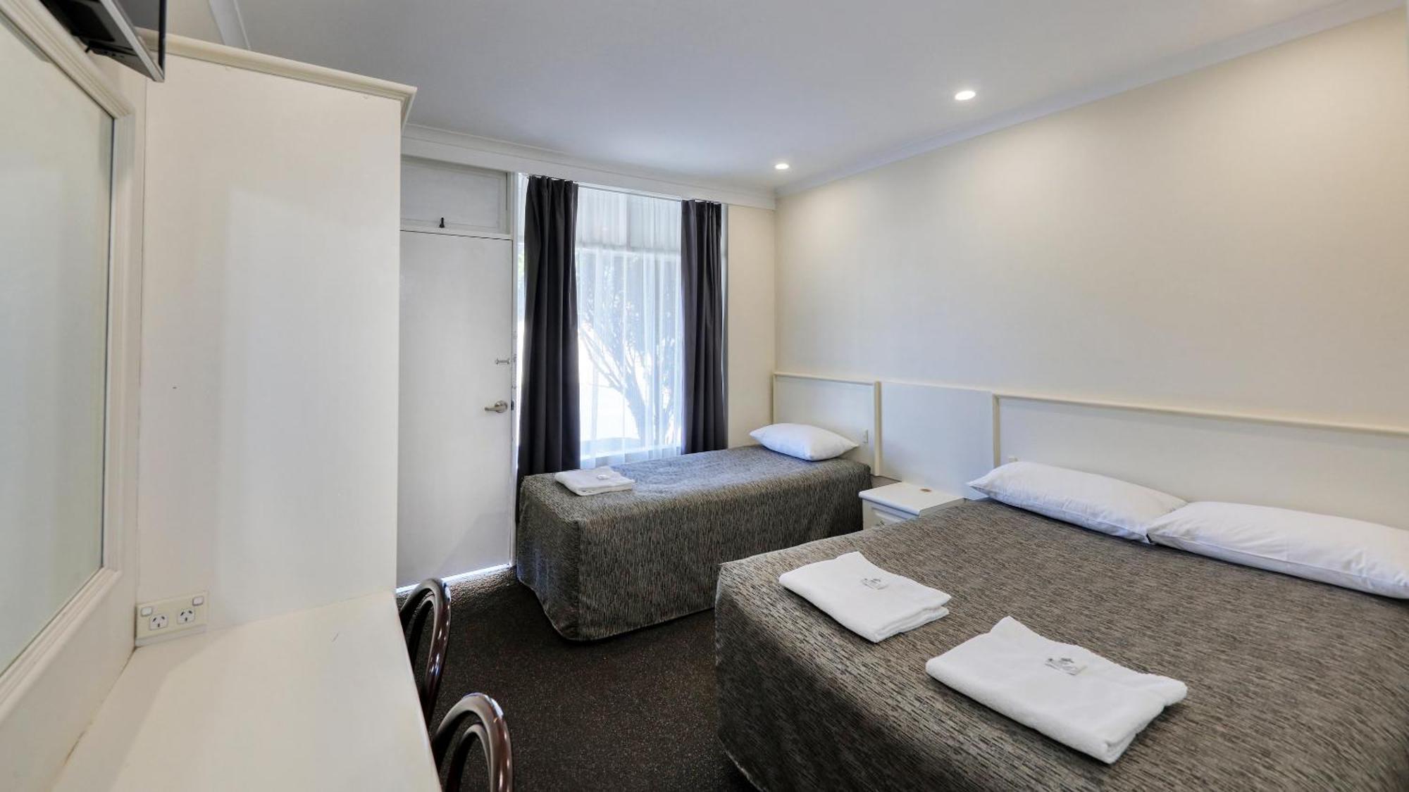 Coachman Hotel Motel Parkes Bagian luar foto