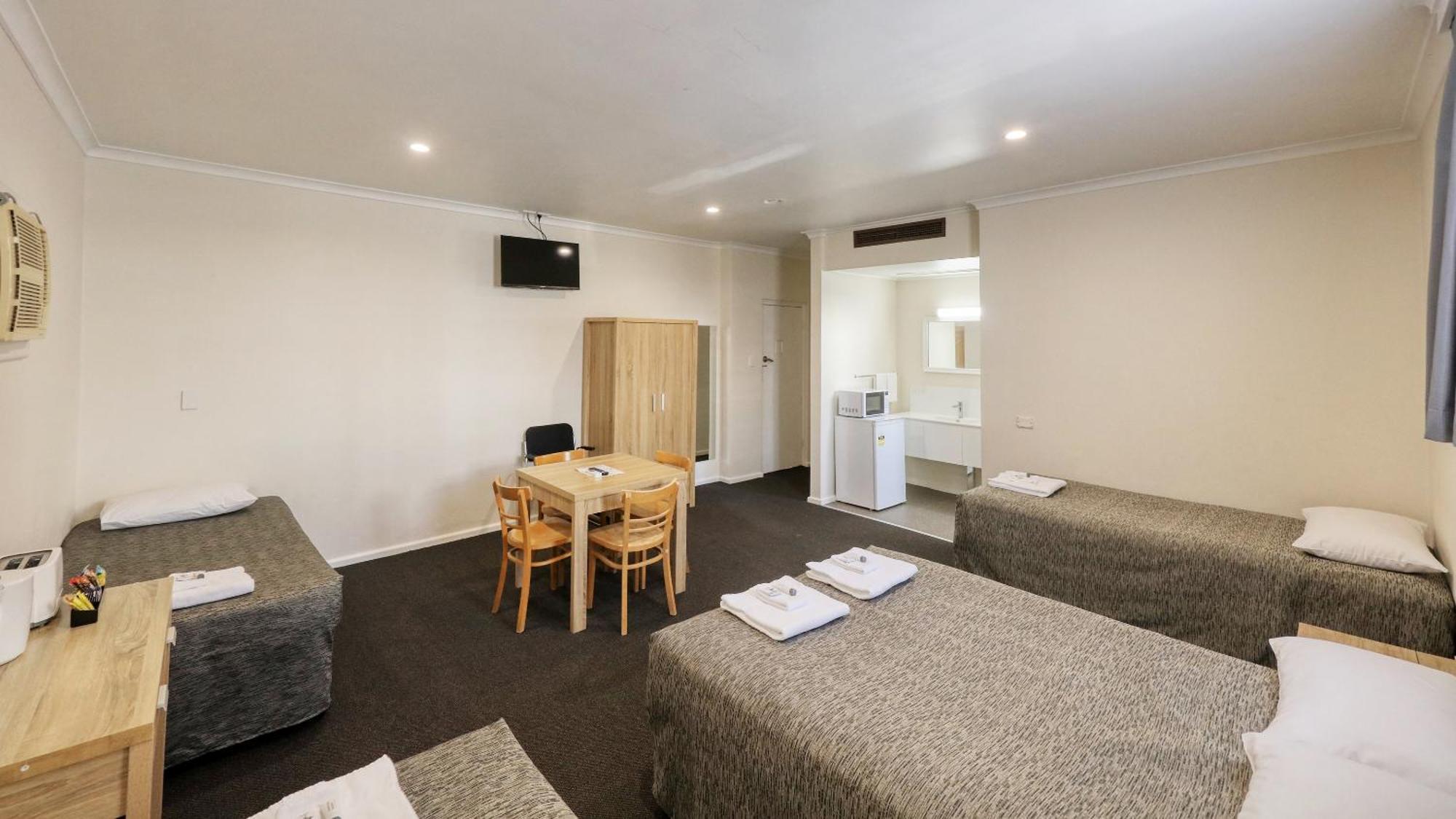 Coachman Hotel Motel Parkes Bagian luar foto