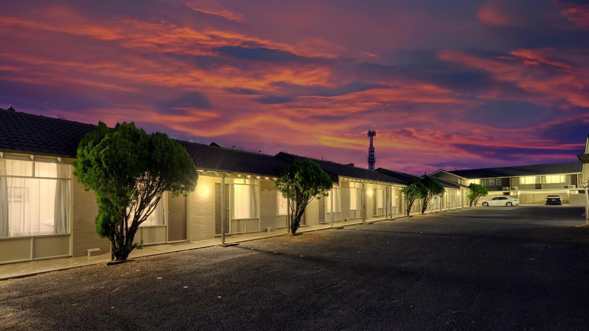 Coachman Hotel Motel Parkes Bagian luar foto